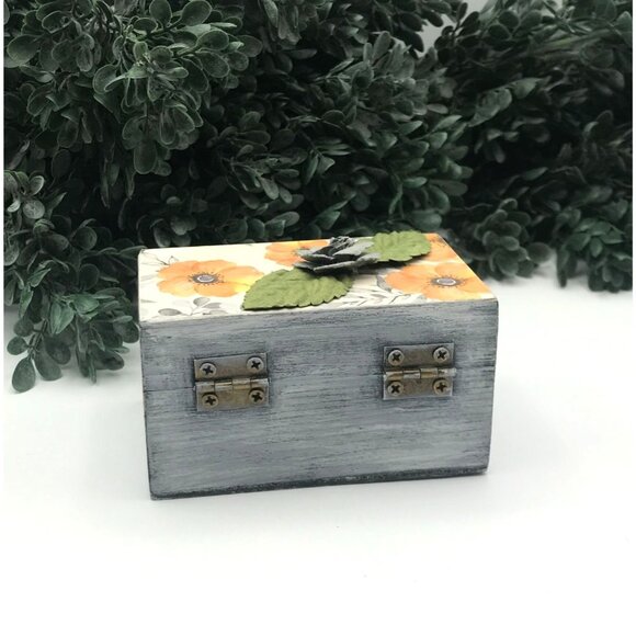 Small Decorative Wooden Trinket Box With Floral Design & Butterfly Accent - Picture 4 of 7
